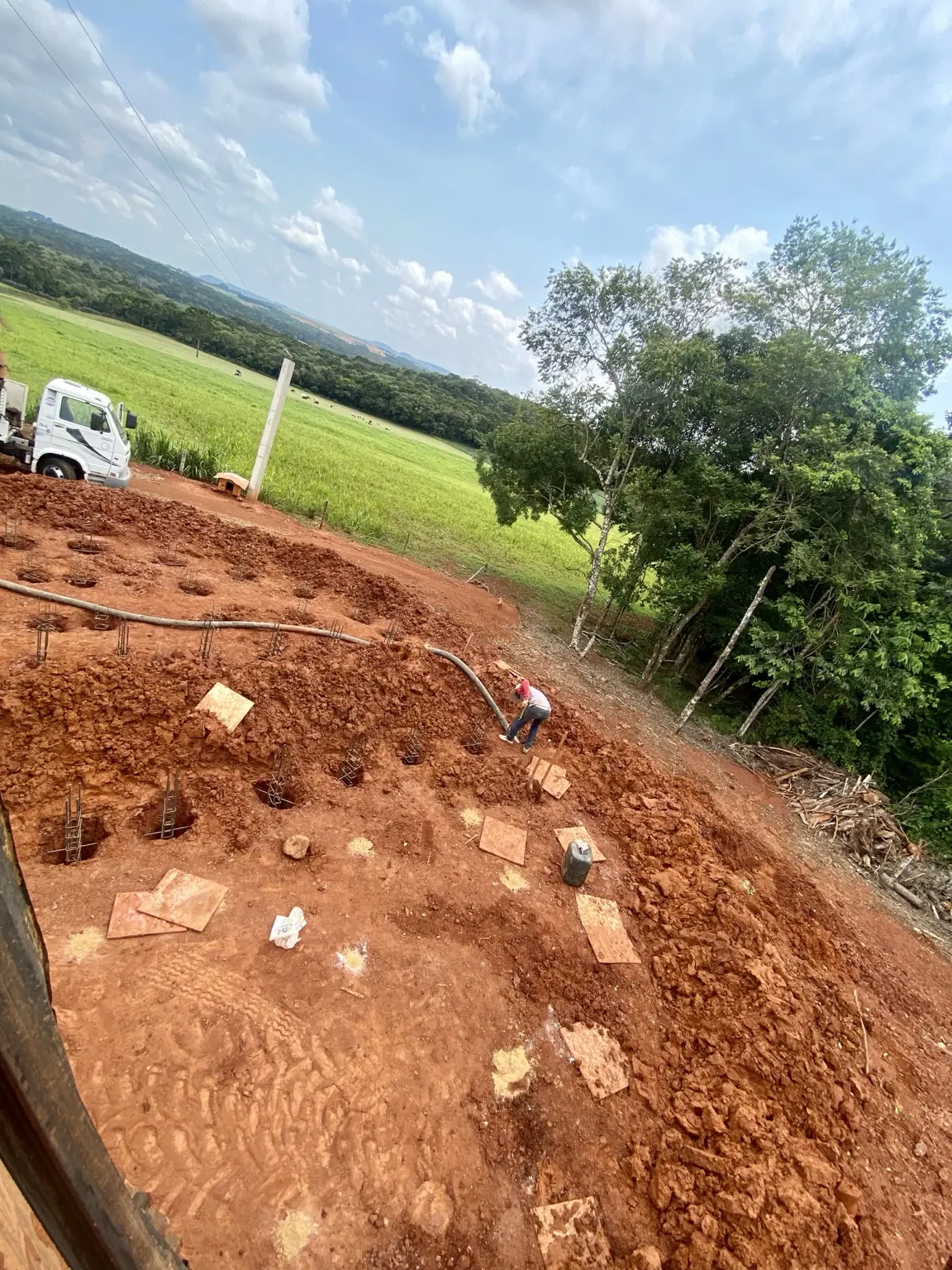 Obra rural com estacas